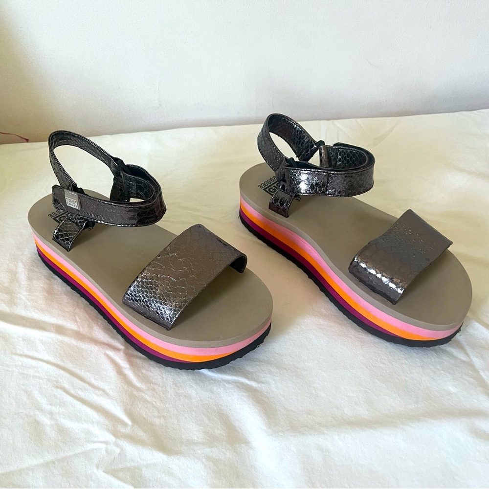 Popular Spanish brand Gioseppo platform sandals. Size 37.